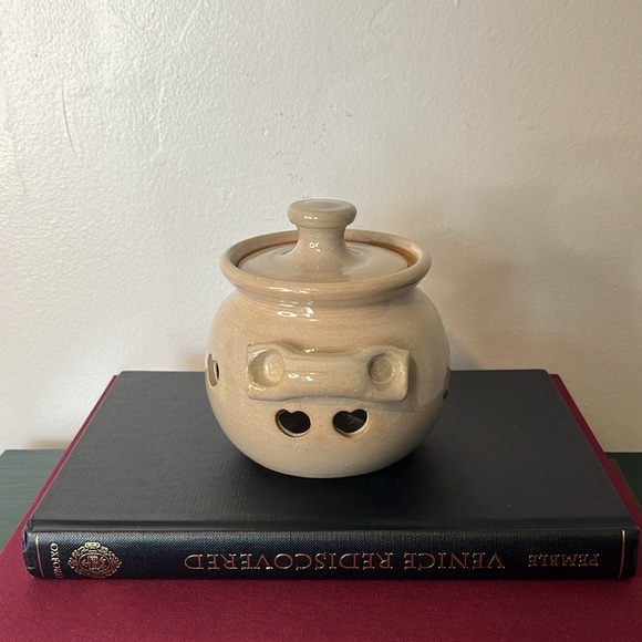 Handmade Stoneware Country Cottage Garlic Keeper w/ Blue Heart Design Signed - Picture 3 of 9